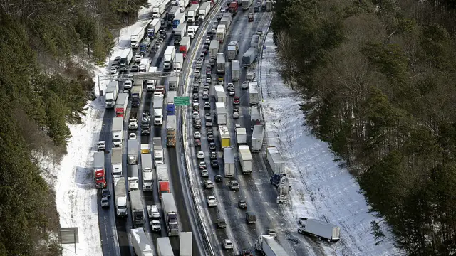 Tráfico atascado en autopista de Atlanta