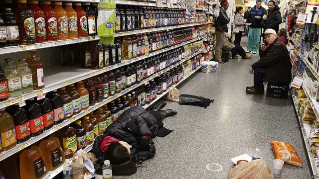 Clientes se refugian en mercado en la ruta