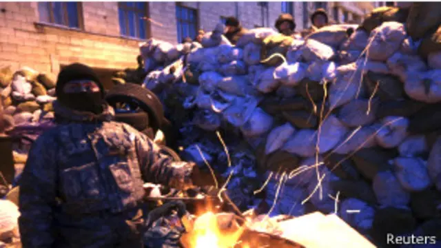 مظاهره چيان له تېرو دوو مياشتو راهيسې په پلازمېنه کیف کې مظاهرې کوي