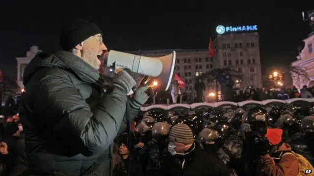 گذشتہ ہفتے صدر ملک کے وزیرِ اعظم اور ان کے کابینہ کے استعفے منظور کیے تھے