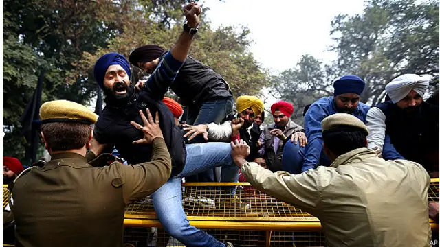 नई दिल्ली में कांग्रेस कार्यालय के सामने सिख संगठनों और दंगा पीड़ितों ने जमकर प्रदर्शन किया.