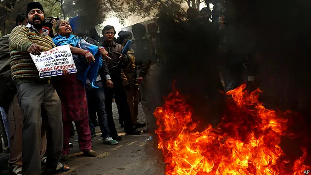 प्रदर्शनकारियों की मांग है कि सरकार एसआईटी का गठन कर नए सिरे से जांच कराए.