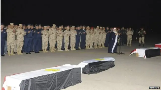 ژنرال سیسی، فرمانده ارتش در مراسم تشییع کشته‌شدگان سقوط هلیکوپتر شرکت کرد