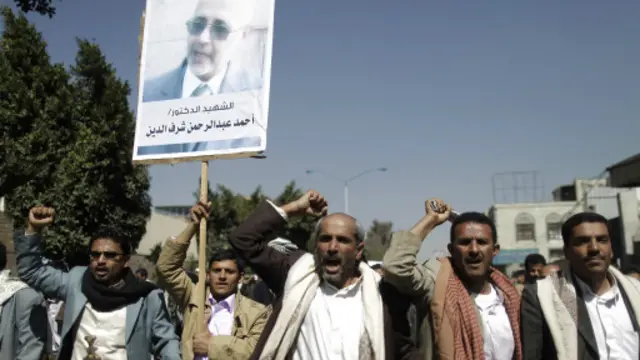 حوثيون يتظاهرون على مقتل ممثل الحوثيين في لجنة الحوار أحمد شرف الدين قبل أيام.