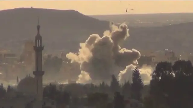 Şam'ın Mezzeh bölgesinde geçen yıl Şubat'ta çekilen bir videoda patlayıcılarla yapılan bir yıkım görülüyor.