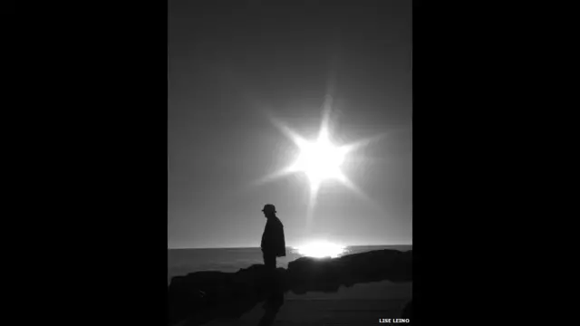 बीबीसी पाठकों की भेजी तस्वीरें, सागर तट पर एक व्यक्ति