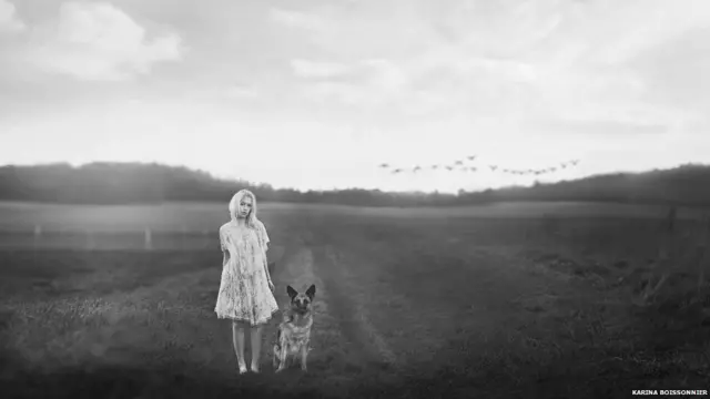 बीबीसी पाठकों की भेजी तस्वीरें, कुत्ते के साथ एक महिला