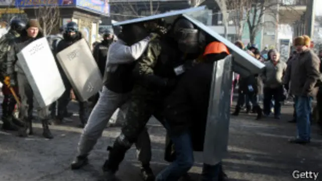 معترضان گفته اند که همچنان به اعتراضات ضد دولتی ادامه می دهند