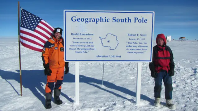 亨利（左）与同伴抵达南极