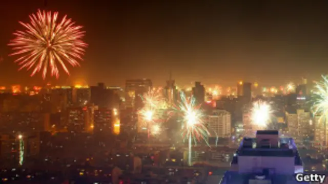 城市夜空中燃放色彩缤纷的烟花。