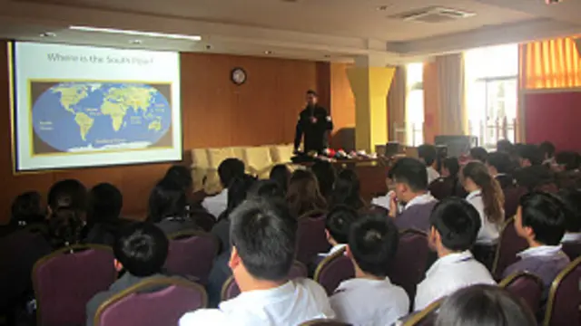 亨利在中国学校的演讲受到欢迎