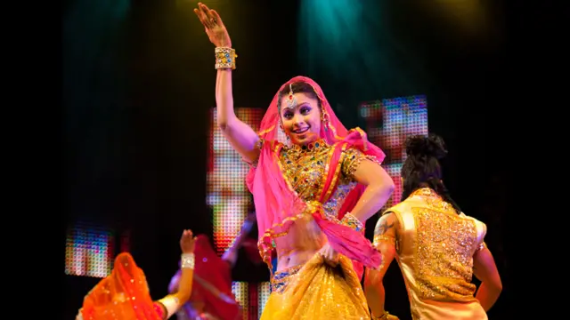 लंदन के पीकॉक थिएटर में 'मर्चेंट्स ऑफ बॉलीवुड' में परफॉर्म करतीं कैरोल फुरताडो. 29 जनवरी 2014