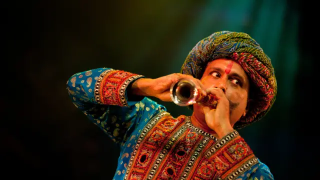 हैप्पी सिंह के किरदार में रोमी जसपाल. 'मर्चेंट्स ऑफ बॉलीवुड'. लंदन का पीकॉक थिएटर, 29 जून 2014 