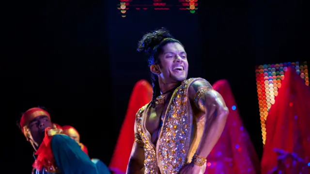  'मर्चेंट्स ऑफ बॉलीवुड' में परफॉर्म करते सुशांत पुजारी. लंदन का पीकॉक थिएटर, 29 जून 2014 