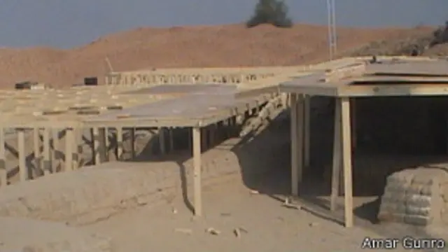 موئنجودڑو کے کھنڈرات کراچی سے 425 کلومیٹر کے فاصلے پر واقع ہیں جنھیں 1922 میں برطانوی ماہرِ آثارِ قدیمہ سر جان مارشل نے دریافت کیا تھا