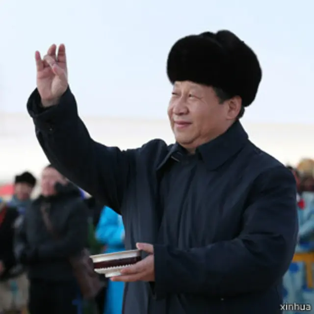 习近平用蒙古人传统方式敬酒为牧民祈福