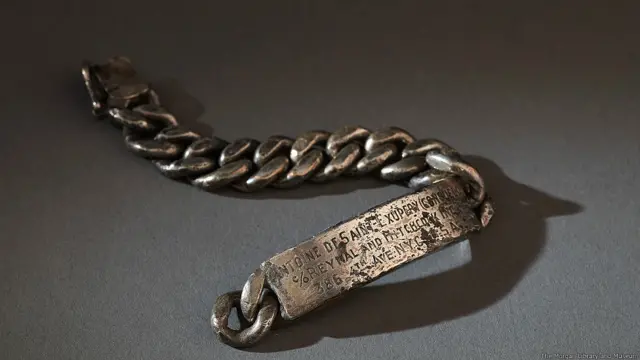 Au Revoir, Saint-Ex. Brazalete de identificación de Saint-Exupéry. Patrimonio de Antoine Saint-Exupéry. Foto cortesía de The Morgan Library and Museum, en Nueva York. Imagen por Graham S. Haber, 2013