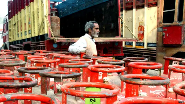 गैसे सिलेंडरों की आपूर्ति