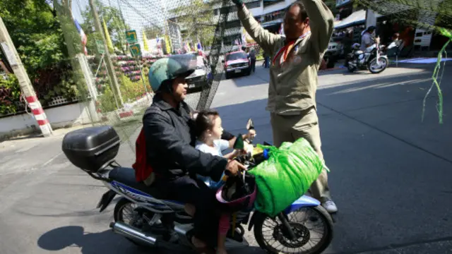 Petugas membuka penghalang jalan