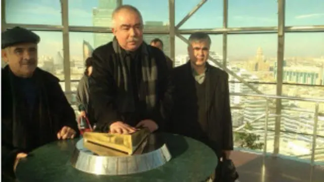 Генерал Дўстум Остонадаги "Бойтерак" ёдгорлигида