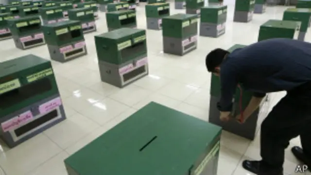 ပိတ်ဆို့ခံထားရတဲ့ ရုံးအတွင်း မဲပုံးတွေ ပြင်ဆင်နေစဉ်။