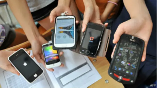 Chicos con celulares