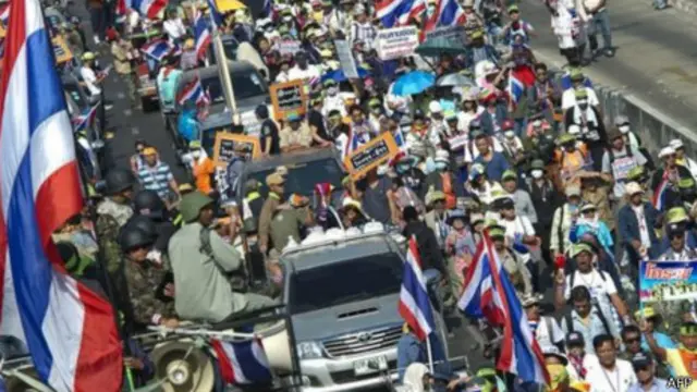 Người biểu tình mỗi ngày lại phô trương thanh thế ở thủ đô Bangkok