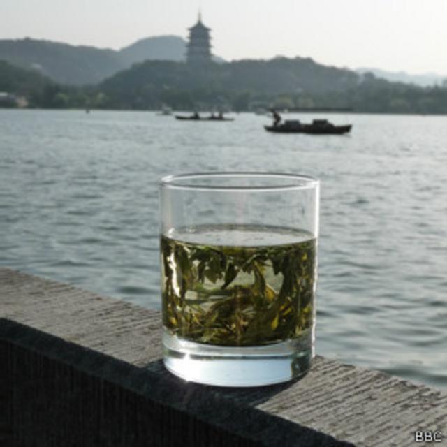 En la terraza del museo los visitantes pueden probar el famoso té verde de Hangzhou, Dragon Well. 