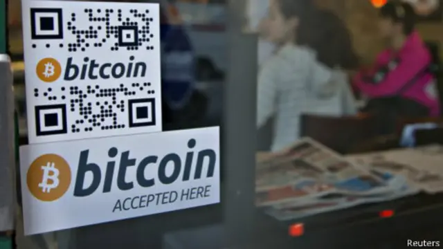 لوحة مكتوب عليها "نقبل التعامل بـ بيتكوين"