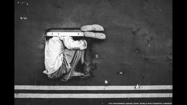 اس مقابلے کو دو بڑے حصوں میں تقسیم کیا گیا ہے، ایک حصہ صرف پیشہ ور فوٹوگرافروں کے لیے جب کہ دوسرے میں صلائے عام ہے۔ بنگلہ دیش کے فوٹو گرافر عطا محمد عدنان کی بے گھر بچوں کی تصاویر کو اس مقابلے کے لیے اوپن کیٹیگری میں منتخب کیا گیا ہے۔