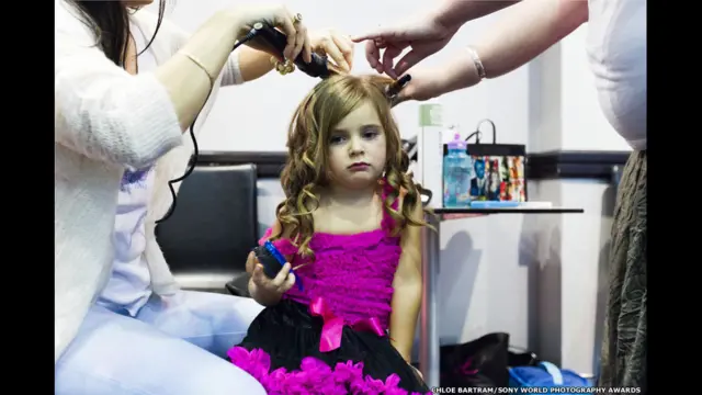 فوٹو گرافر خولے برٹریم کی جانب سے بھیجی جانے والی اس تصویر کو پیشہ ور حصے کے لیے منتخب کیا گیا۔ اس تصویر میں آسٹریلیا میں بچوں کے مقابلۂ حسن کے رواج کا جائزہ لیا گیا ہے۔