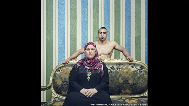 فوٹو گرافر ڈینس ڈیلو کی جانب سے بھیجی جانے والے ماں اور بیٹے کی تصویر کو پروفیشنل کیٹیگری کے لیے منتخب کیا گیا۔
