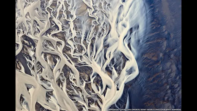 لینڈ سکیپ کیٹیگری کے لیے فوٹوگرافر امانوئل کوپ کیلومیریس کی آئس لینڈ سے بھیجی جانے والی اس تصویر کو خاصا سراہا گیا۔ ان کی اس تصویر کو لندن کے سمرسیٹ ہاؤس میں مئی میں ہونے والی نمائش میں رکھا جائے گا۔
