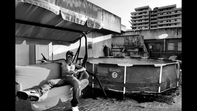 اٹلی کے فوٹوگرافر ایسپوسیتو سالوتورے نے اس تصویر میں نیپال کے منشیات فروشوں کی تصویر بھیجی اور اسے بھی پروفیشنل کیٹیگری کے لیے منتخب کیا گیا۔
