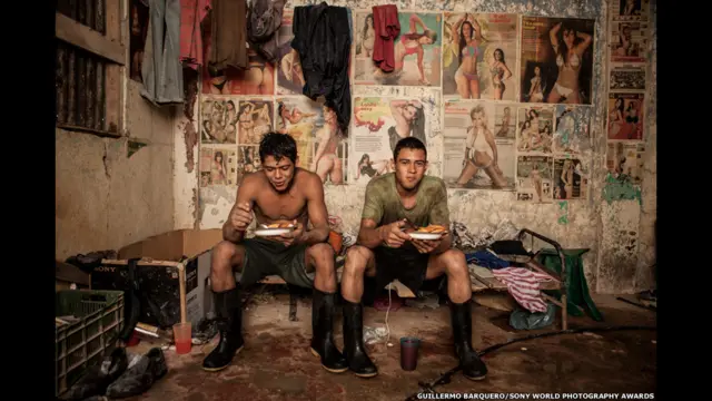 اس تصویر میں کوسٹ ریکا گواناکاستے میں واقع آبنگارزگولڈ فیلڈ کے دو کان کنوں کو دکھایا گیا ہے۔ فوٹو گرافر گویلرمو بارکویرو کی اس تصویر کو پروفیشنل کیٹیگری کے لیے منتخب کیا گیا۔