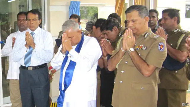 'අල්ලලා නවත්ත ගන්නවා ත්‍රීවීල් කාරයෝ. හයිෆයි වාහන නවත්තන් නෑ'