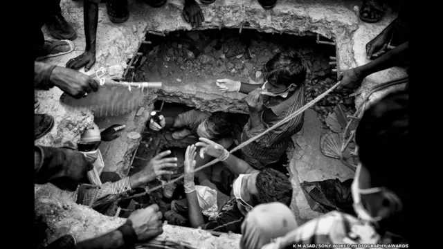 فوٹوگرافر ایم کے ایم آزاد کی اس تصویر کو پروفیشنل شعبے کے لیے منتخب کیا گیا۔ اس تصویر میں بنگلہ دیش کے دارالحکومت ڈھاکہ کی منہدم ہونے والی عمارت میں امدادی کارکن امدادی کام میں مصروف ہیں۔ 