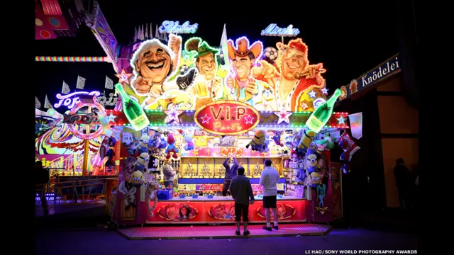 فوٹو گرافر لی ہاؤ کا کہنا ہے کہ میونخ میں اکتوبر میں بیئر کا سب سے بڑا میلہ منایا جاتا ہے۔ اس میلے میں رات دس بجے کے بعد ہر کوئی بیئر کے مختلف برانڈ استعمال کرتا ہے۔