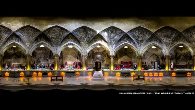 فوٹو گرافر محمد رضا نے وکیل باتھس کی یہ تصویر ایران سے بھیجی۔ اس تصویر کو فِش آئی لینز کی مدد سے کھنچا گیا۔ اس تصویر کو اوپن کیٹیگری کے لیے چُنا گیا۔ 