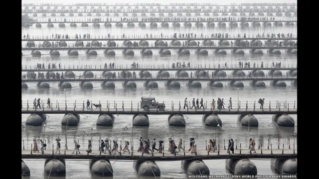 فوٹو گرافر ولف گینگ وائن ہارٹ نے شہر بھارتی شہر الہ آباد سے مہا کمبھ میلے کی تصاویر بھیجیں۔ مہا کمبھ میلہ 12 سال کے بعد منعقد ہوتا ہے اور اسے زمین پر انسانوں کا سب سے بڑا اجتماع قرار دیا جاتا ہے۔
