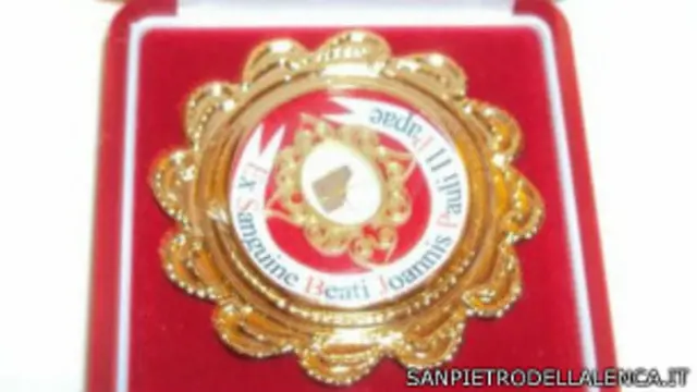 علبة تحتوي على أحد متعلقات البابا