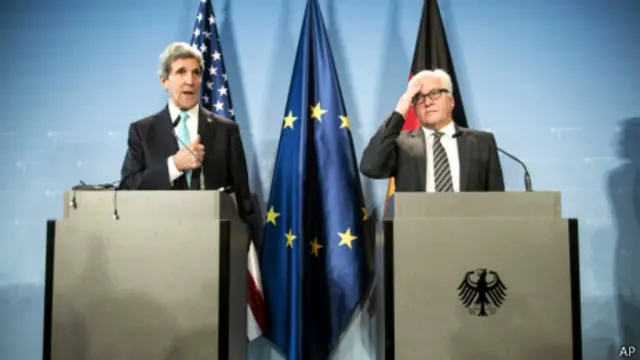 جان کری وزیر خارجه آمریکا در کنار یوخایم گاوک رئیس جمهوری آلمان