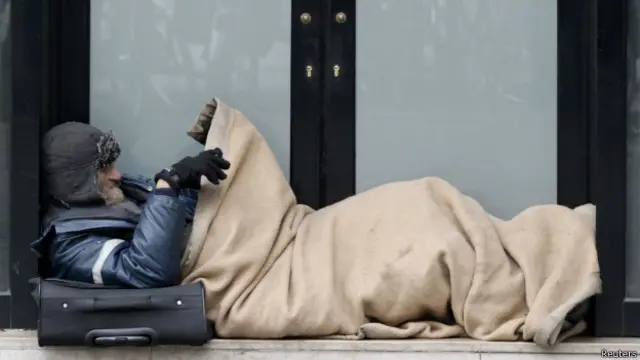 Sem-teto em Paris, em foto de arquivo (Reuters)