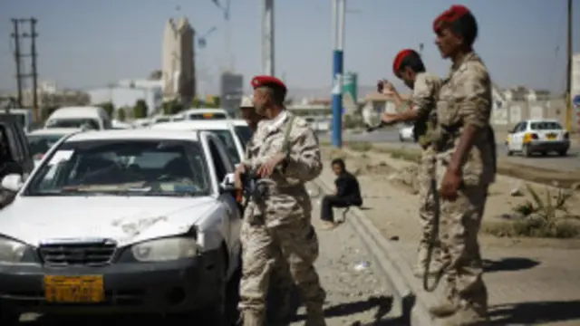 المسؤولون في اليمن يتهمون تنظيم القاعدة بتنفيذ الهجوم. 