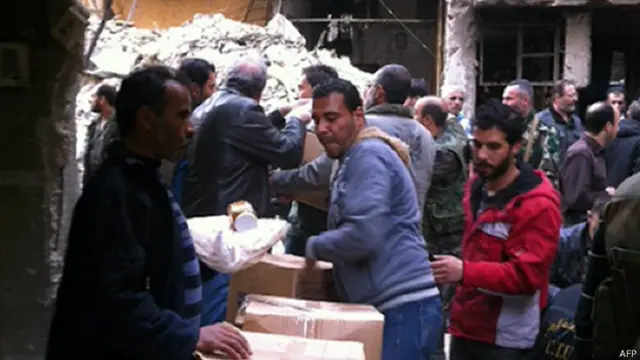 Ajuda humanitária da ONU distribuída em campo de refugiados na Síria, nesta sexta (AFP)