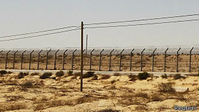 يشن الجيش المصري منذ أشهر حملة ضد مسلحين يصفهم بـ"التكفيريين" في سيناء