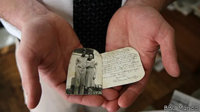 foto en las manos de Andrew Carroll.