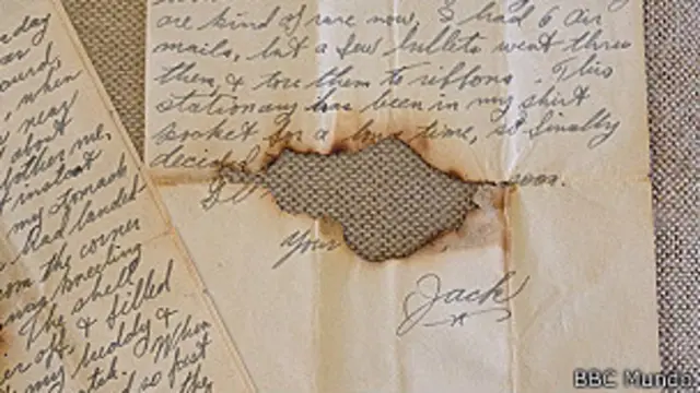 carta con hoyo en la mitad