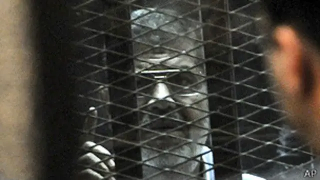 معذول صدر محمد مرسی کے خلاف چار مختلف مقدموں کی سماعت جاری ہے۔ اور ان پر مجرمانہ جرائم کا الزام ہے