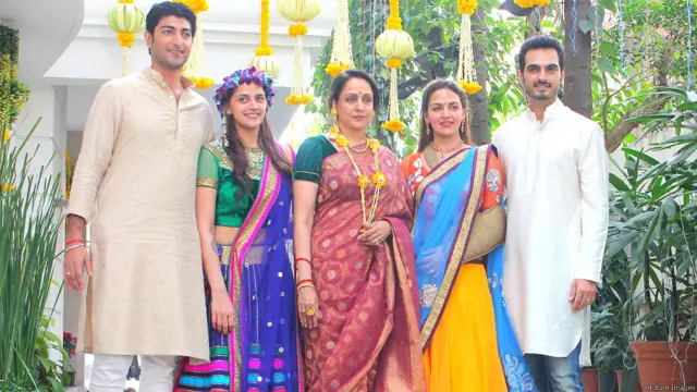 वैभव वोरा, आहना देओल, हेमा मालिनी, ईशा देओल और ईशा के पति भरत तख्तानी